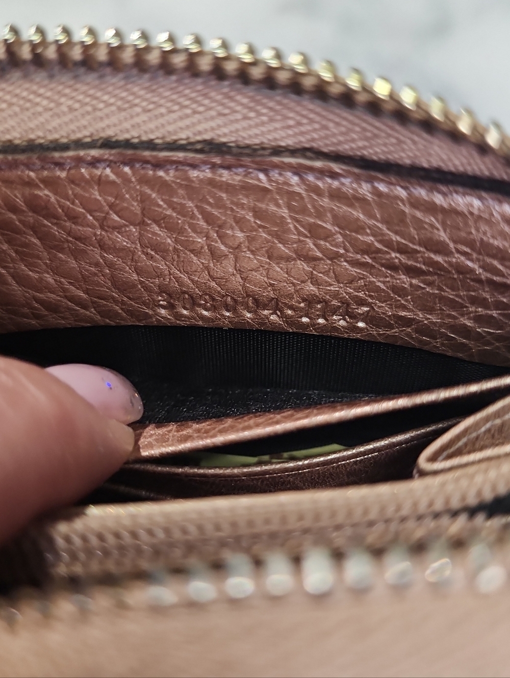 Authentic Light Pink Shimmery Leather Gucci Soho Lonh Zippy Wallet - Picture 7 of 9